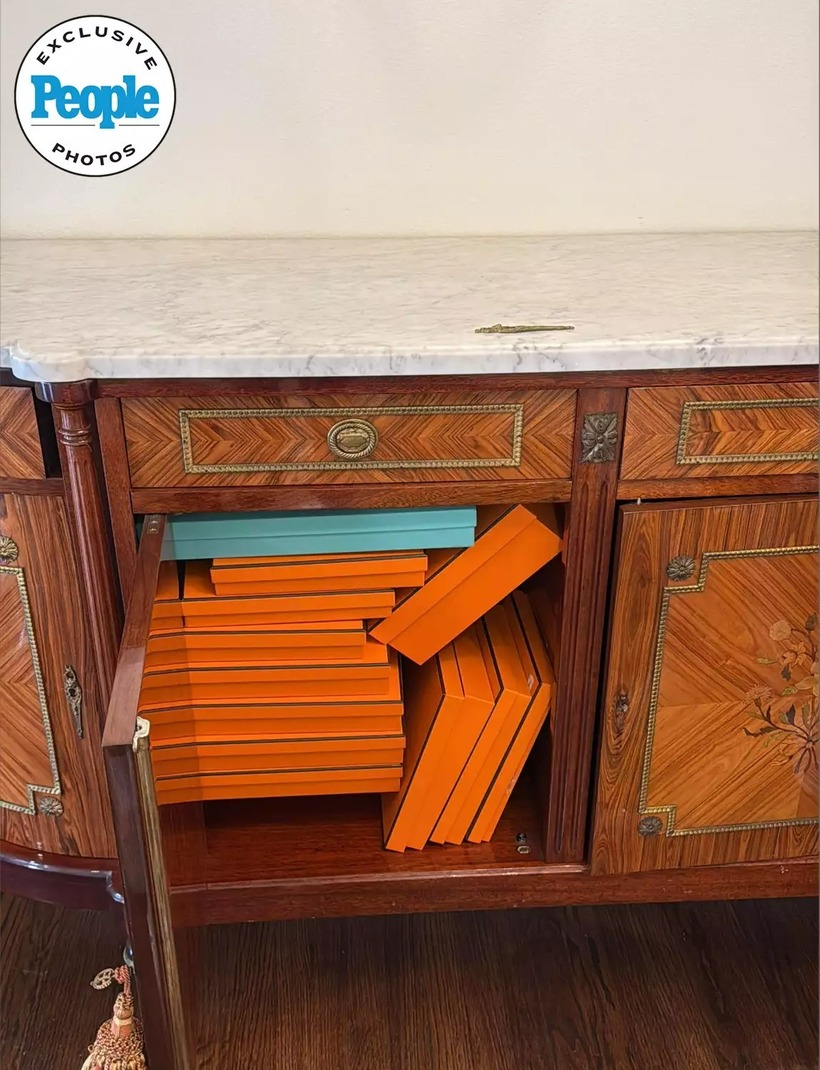 Cận cảnh kho báu bên trong chiếc tủ. Ảnh: People.