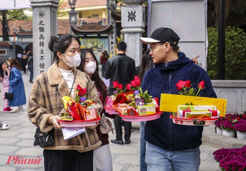 Càng gần ngày Valentine khá đông người dân đến dâng lễ, đa phần là các bạn trẻ. Ai cũng mong ước chuyện tình cảm được suôn sẻ.