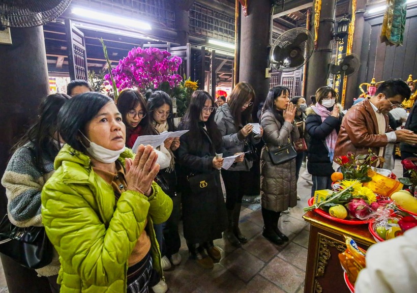 Nhiều phụ huynh bon chen đi tìm "nửa kia" cho con cái của mình.