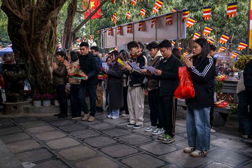 Các bạn trẻ thành tâm cầu duyên, với mong muốn sớm có được nửa kia.