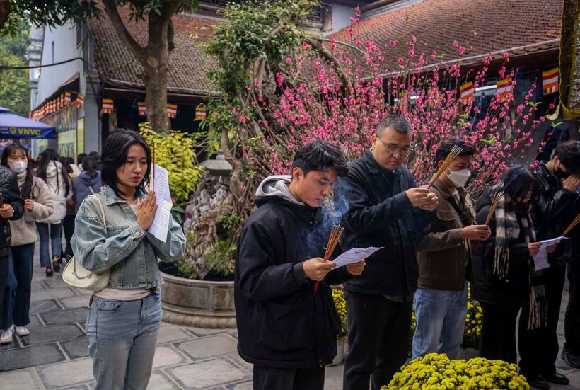 Văn khấn được thảo sẵn, mọi người chỉ cần điền tên, tuổi, địa chỉ, mong muốn tác hợp nhân duyên và khấn trước Ban Mẫu.