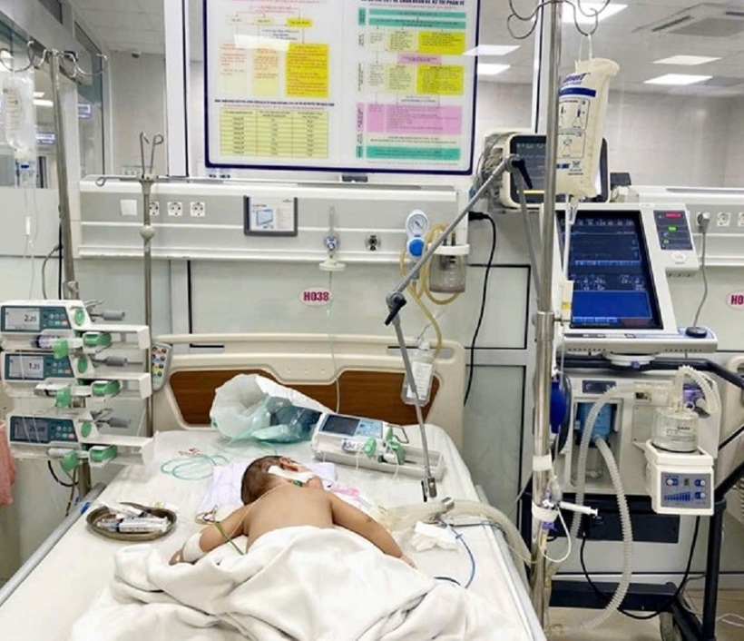 Bệnh nhi được thở máy theo chiến lược thông khí bảo vệ phổi kết hợp các biện pháp hỗ trợ như thông khí nằm sấp; chống viêm; giãn cơ