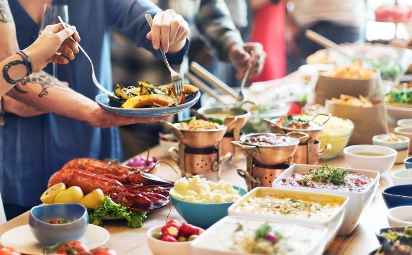 Việc để quá nhiều bát đĩa bẩn trên bàn sẽ khiến khách hàng cảm thấy chật chội, khó chịu và không có đủ chỗ để lấy thêm món ăn mới.