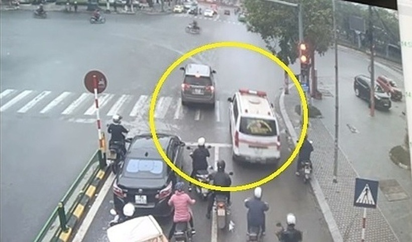Vượt đèn đỏ để nhường đường cho xe cứu thương được coi là hành động trong tình thế cấp thiết và không bị xử phạt. (Ảnh minh họa)
