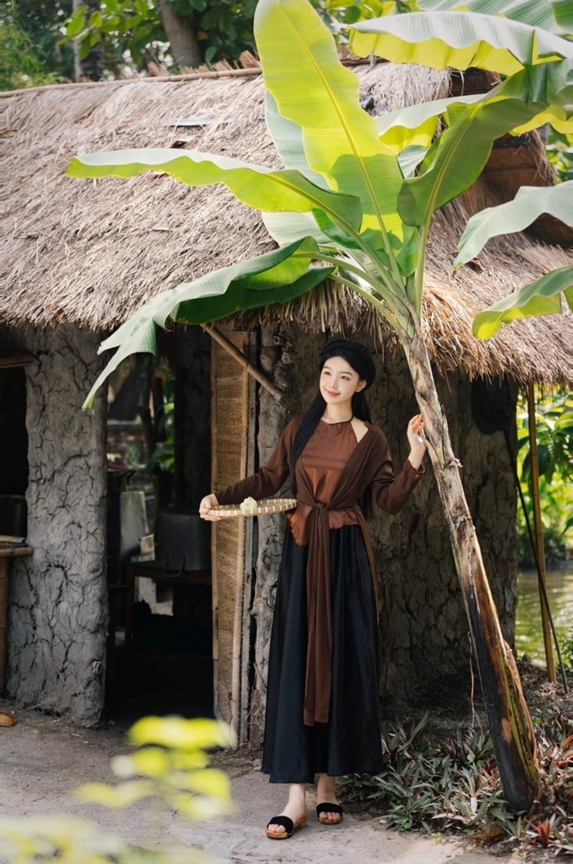 Bộ ảnh áo tứ thân lần này cho thấy một nét đẹp mới mẻ trong phong cách của Lọ Lem. Đây cũng là lần hiếm hoi công chúng thấy con gái MC Quyền Linh trong diện mạo này, khác với hình ảnh năng động, trẻ trung thường thấy.