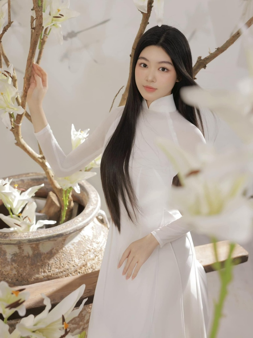 Lọ Lem rất thường xuyên trang phục truyền thống, đặc biệt là áo dài và áo bà ba. Mỗi dịp về quê cùng bố mẹ hay những ngày lễ, Tết, con gái lớn của MC Quyền Linh thường mặc đồ truyền thống, tạo sự gần gũi và giản dị.