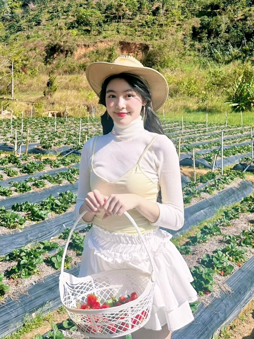Giống như nhiều bạn trẻ GenZ khác, Lọ Lem cũng yêu thích phong cách trẻ trung năng động, đặc biệt là cập nhật những xu hướng thời trang mới, các món phụ kiện đang "hot" và cách phối đồ sao cho thời thượng nhất.