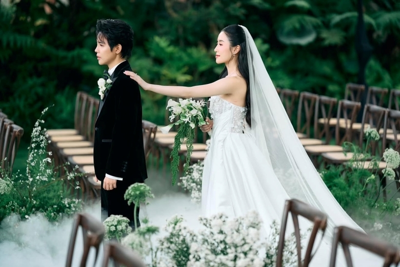 Khoảnh khắc cặp đôi thực hiện nghi thức first look khiến nhiều người không khỏi trầm trồ, xúc động.