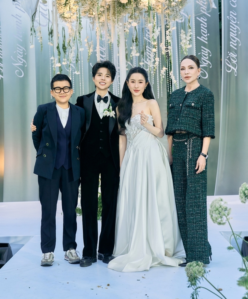 Nhạc sĩ Phương Uyên (trái) và bạn đời - ca sĩ Thanh Hà - đến chúc mừng hạnh phúc của học trò.