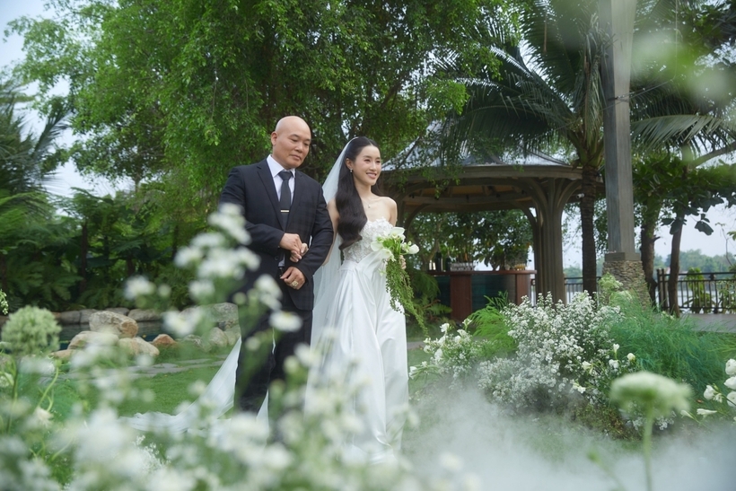 Thu Trang được bố dắt vào lễ đường