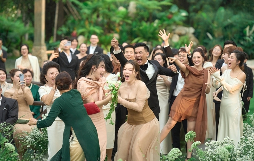 Hồ Quỳnh Hương và Lý Nhã Kỳ cùng chụp được bó hoa cưới của cô dâu. Cuối cùng, Hồ Quỳnh Hương là người chiến thắng trong tiếng reo hò của mọi người.