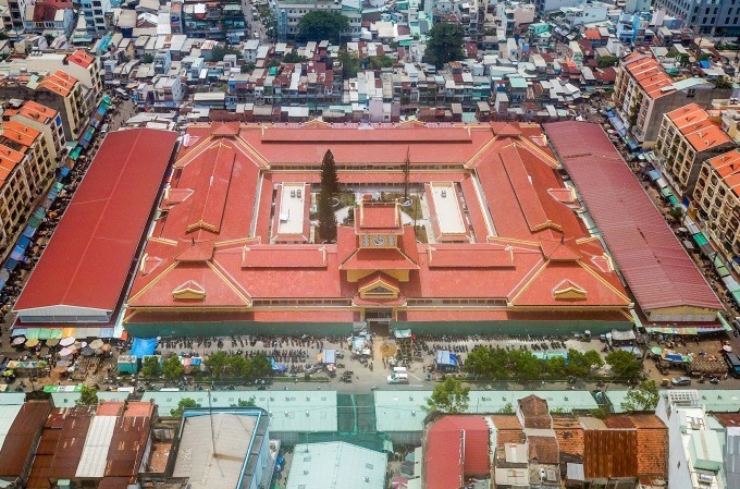 Chợ Bình Tây là nơi lý tưởng để bạn mua sắm các loại vải, quần áo, giày dép, đồ gia dụng và thực phẩm. Ảnh minh họa.