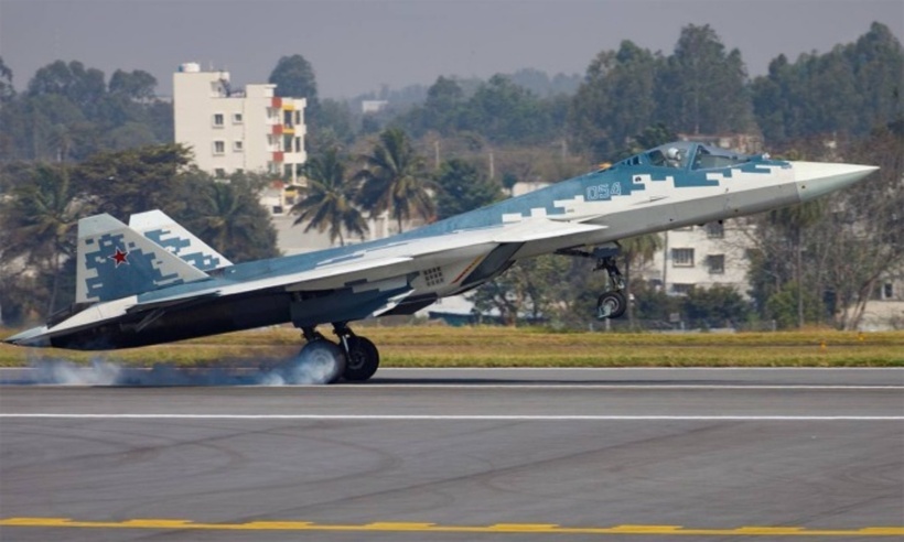 Máy bay chiến đấu tàng hình Su-57 Nga hạ cánh sau màn biểu diễn tại Ấn Độ ngày 12/2. Ảnh: UAC