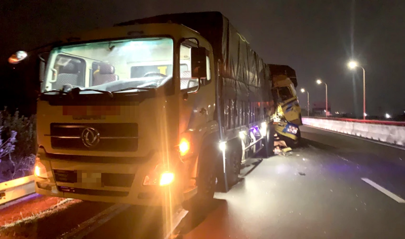 Chiếc xe tải đậu bên đường bị tông vào đuôi. Ảnh: Pháp luật TP.HCM