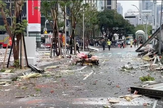 Khung cảnh bên dưới trung tâm thương mại sau vụ nổ lớn. Ảnh: CNN