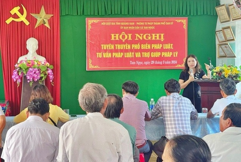 Công tác tuyên truyền giáo dục pháp luật; trợ giúp pháp lý, hòa giải cơ sở,... sẽ tiếp tục được Hội Luật gia tỉnh Quảng Nam triển khai mạnh trong năm 2025. (Ảnh Luật gia Nguyễn Thị Thu Ba - Trưởng bộ môn Kinh tế - Luật, Chi hội trưởng Chi hội Luật gia trường cao đẳng Quảng Nam tuyên truyền pháp luật tới người dân trên địa bàn tỉnh Quảng Nam hồi năm 2024).