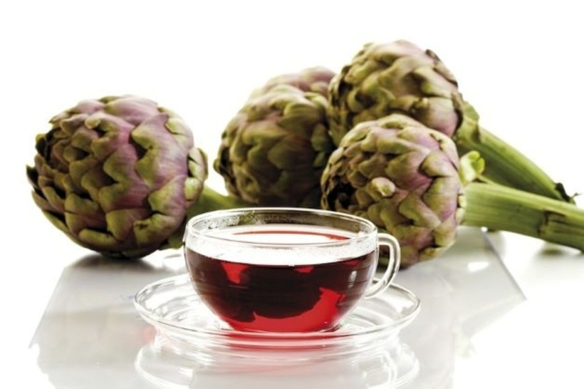 Nếu sử dụng atiso quá liều có thể khiến cơ thể bị mất cân bằng điện giải, tăng đào thải hoạt chất, kém hấp thu một số vi chất cần thiết cho cơ thể như canxi, K… lâu ngày sẽ có hại cho thận, dẫn tới suy thận. Ảnh minh họa.