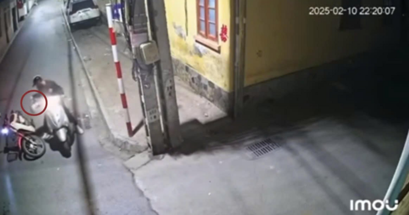 Camera ghi lại sự việc. (Ảnh cắt clip)