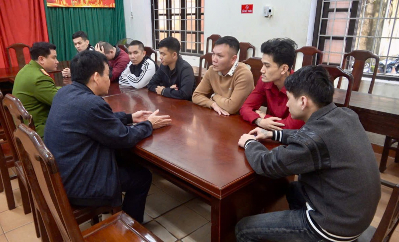 7 đối tượng liên quan đến vụ ẩu đả trước quán Quận 1 Beer Garden tại cơ quan công an. Ảnh: Công an nhân dân