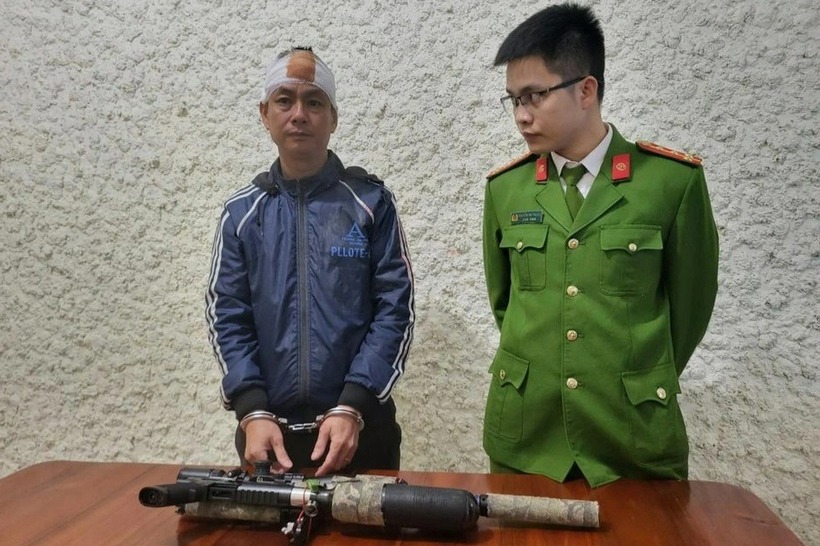 Trần Văn Huy cùng khẩu súng. Ảnh: Dân Trí