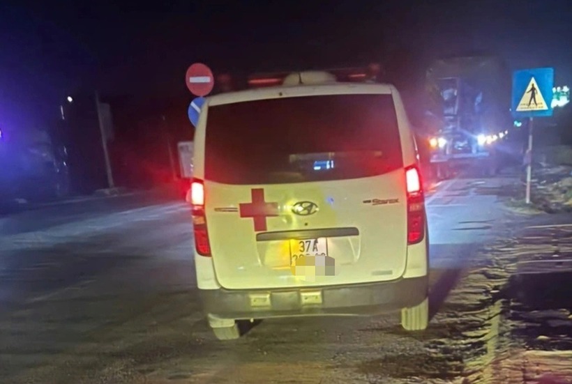 Một xe cứu thương bị Trạm CSGT Diễn Châu xử lý do sử dụng thiết bị phát tín hiệu ưu tiên không đúng quy định. Ảnh: Dân Trí