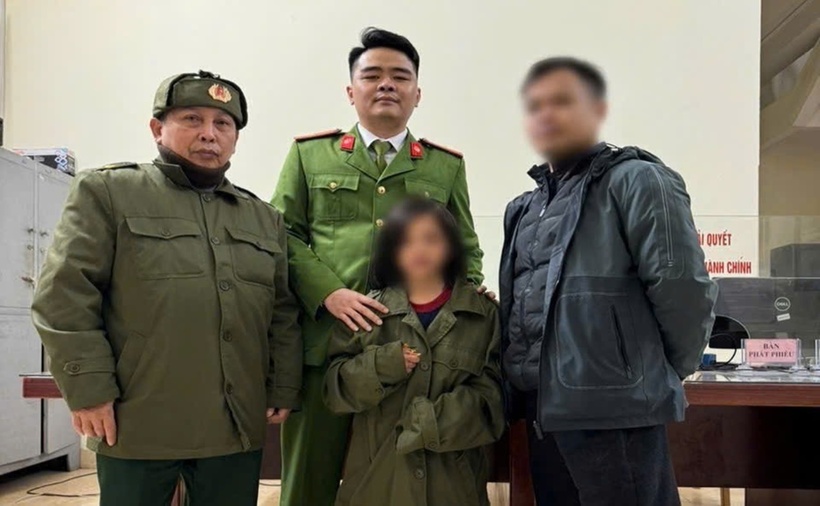 Nhờ sự giúp đỡ của Công an phường Trưng Vương, gia đình anh T. đã tìm thấy con gái trong đêm. (Ảnh: Cơ quan công an)