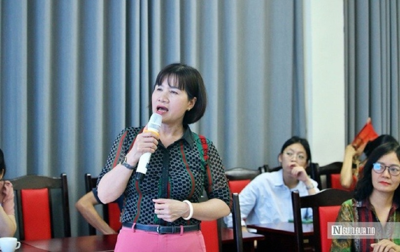 Luật gia Phan Thị Thúy Nga - Chi hội Trưởng Chi hội Luật gia phường Bưởi trong một buổi tuyên truyền giáo dục pháp luật tới học sinh trên địa bàn.