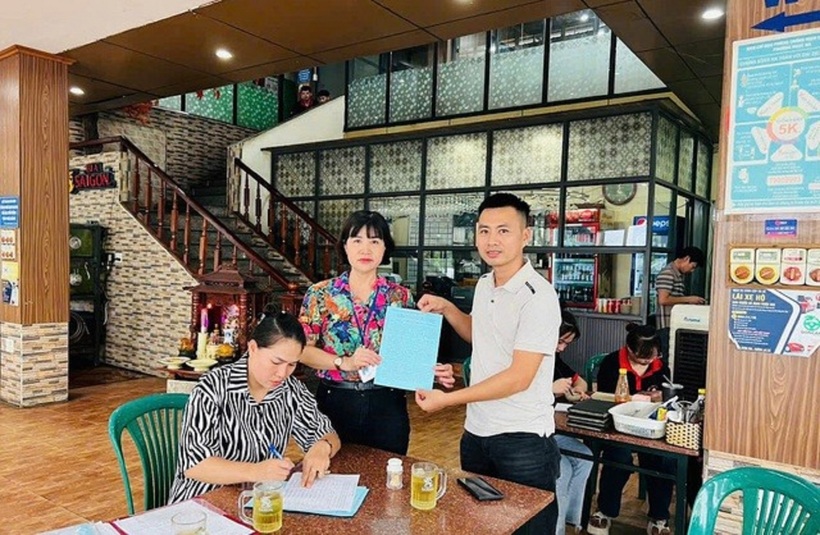 Chi hội Luật gia phường Bưởi vận động các cơ sở kinh doanh, hộ gia đình ký cam kết, tự giác, tự nguyện thực hiện tốt việc không lấn chiếm vỉa hè, lòng đường để kinh doanh, buôn bán...