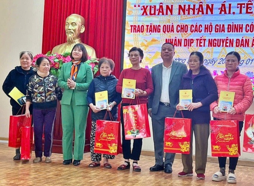 Chi Hội Luật gia phường Bưởi tổ chức trao quà từ các nhà hảo tâm cho các gia đình có hoàn cảnh khó khăn dịp Tết Nguyên đán 2025.