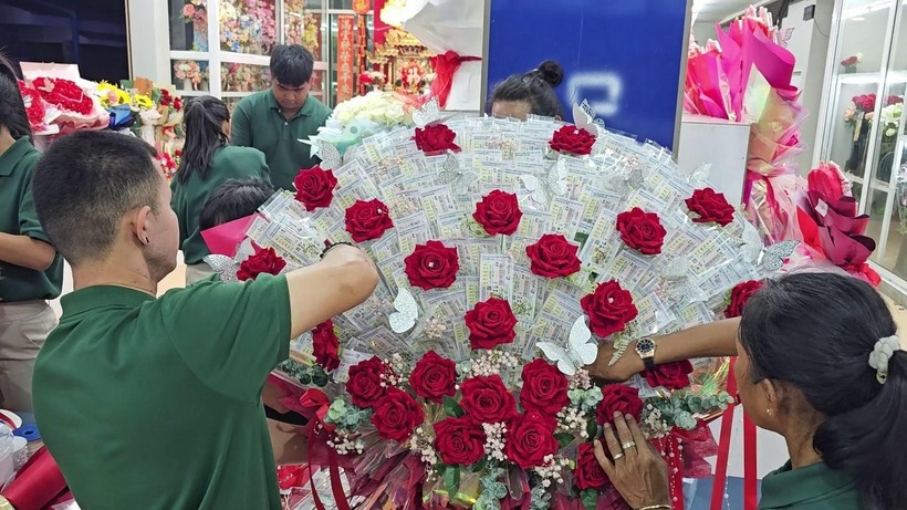 Người chồng gây bất ngờ khi đặt làm một "bó hoa" đặc biệt từ 500 tờ vé số. Ảnh: SN.