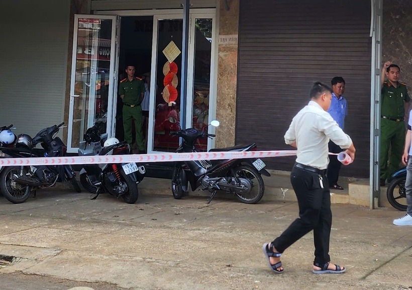 Công an khám nghiệm hiện trường, truy lùng tên cướp tiệm vàng. Ảnh: Vietnamnet