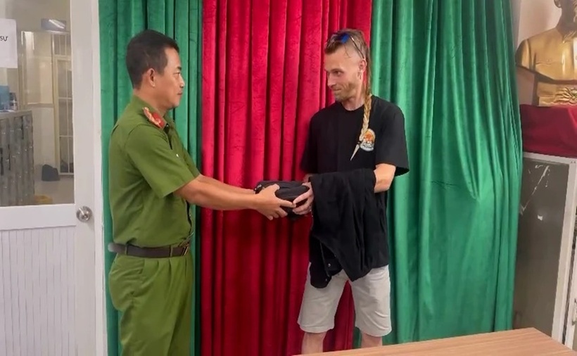 Công an phường Cầu Ông Lãnh đã nhanh chóng tìm, trả lại tài sản cho nam du khách. (Ảnh: Công an)