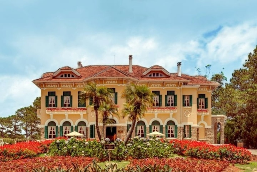 Dinh I có rất nhiều những vườn hoa xinh xắn được chăm sóc tỉ mỉ và những khu tiểu cảnh đẹp mắt khiến ai đến đây cũng vô cùng thích thú ngoài ngắm nhìn kiến trúc đẹp mắt của dinh thự xa hoa này. Ảnh minh họa.