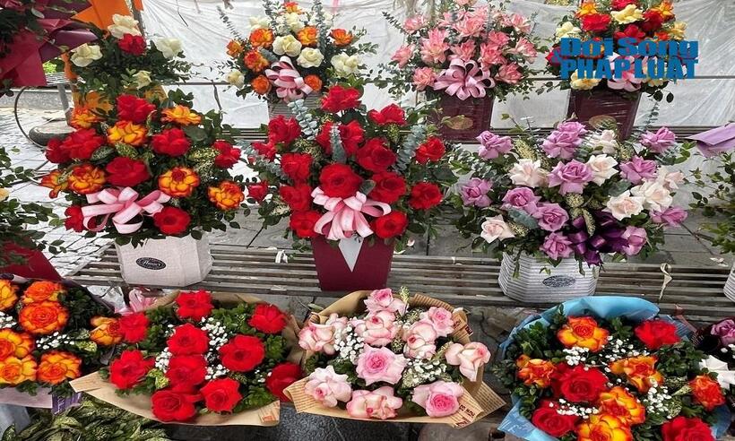 Giá hoa năm nay có tăng nhẹ so với năm ngoái, nhưng vẫn có nhiều mức giá và mẫu mã, phù hợp với túi tiền của người mua.