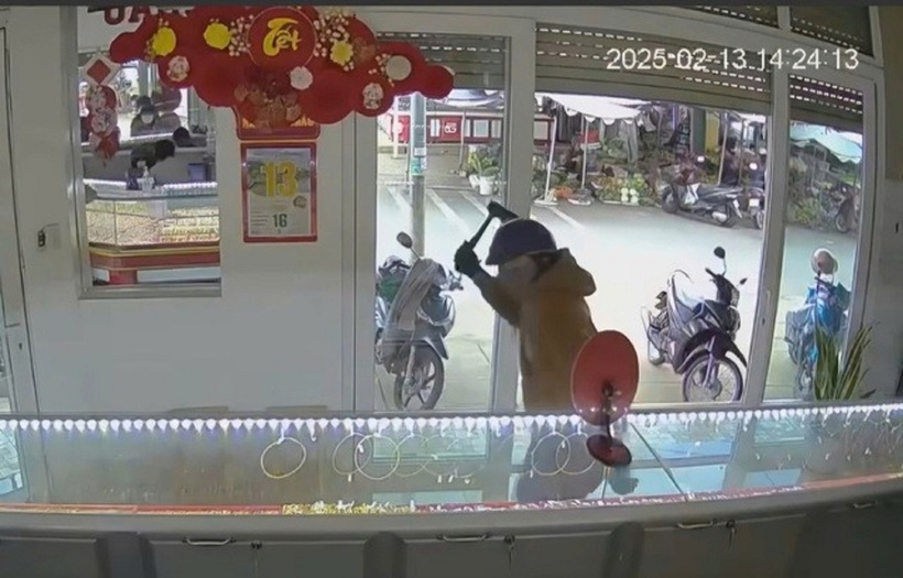 Thời điểm Phạm Thành Chung dùng búa đập tủ kính cướp vàng. Ảnh cắt từ clip