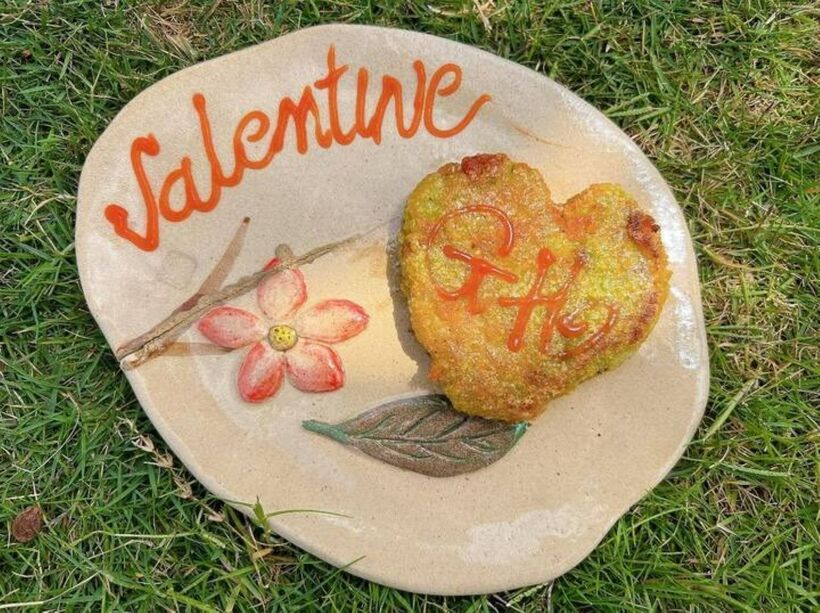 Ngoài những món quà quen thuộc như hoa hồng, chocolate hay thiệp, giới trẻ đang "lăng xê" những món quà Valentine "siêu độc", "cực chất". Điển hình như chiếc bánh chưng hình tim "có 1-0-2" đang "gây bão" mạng xã hội.