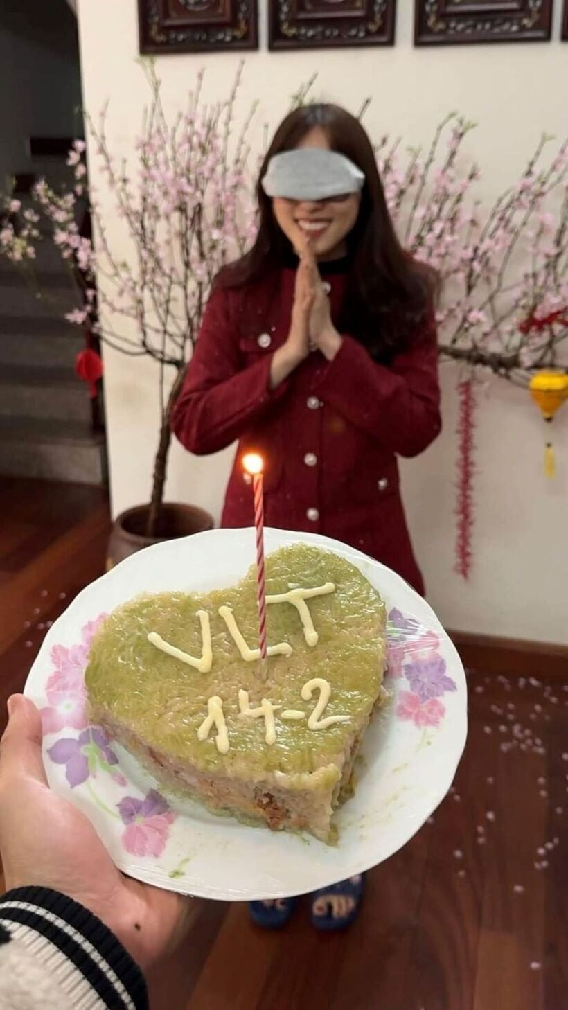 Gần Valentine rồi mà nhà vẫn còn bánh chưng? Đừng lo, hãy biến nó thành món quà độc đáo! Nếu "nửa kia" e ngại bánh chưng rán vì sợ tăng cân, hãy thử cắt bánh thành hình trái tim và kèm theo lời chúc Valentine ngọt ngào. Vừa ý nghĩa, vừa tâm lý, chắc chắn sẽ khiến người ấy bất ngờ và cảm động đấy!