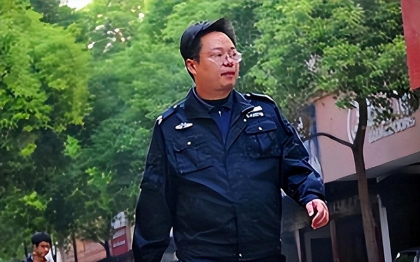 Anh trở thành nhân viên bảo vệ tại một khu chợ gốm sứ gần bệnh viện nơi cha anh đang điều trị. Ảnh: sohu.