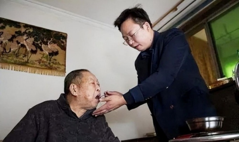 Anh Trương quyết định trở về quê chăm sóc người cha mắc bệnh hiểm nghèo. Ảnh: sohu.