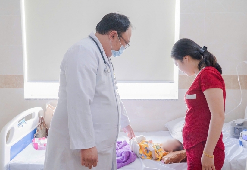 Nhờ sự chăm sóc và điều trị tích cực, sau vài ngày, sức khỏe của bệnh nhi dần ổn định, hết sốt, các triệu chứng suy hô hấp giảm rõ rệt. Ảnh: VOV