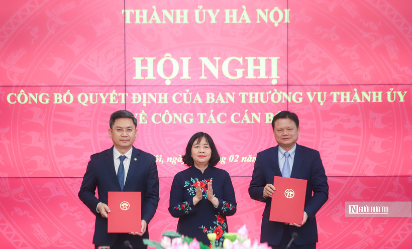 Bí thư Thành ủy Bùi Thị Minh Hoài trao quyết định cho ông Vũ Đức Bảo và ông Hà Minh Hải.