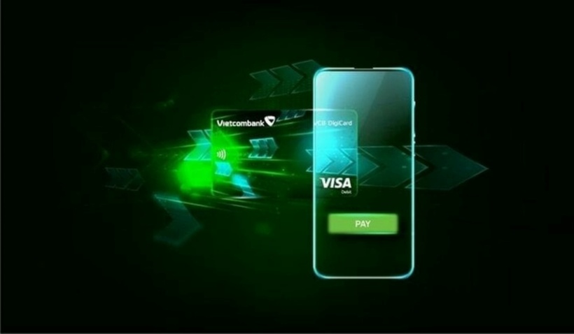 Với thẻ thi vật lý Vietcombank, khách hàng có thể thực hiện các giao dịch thanh toán mọi lúc, mọi nơi chỉ với điện thoại thông minh hoặc máy tính có kết nối internet. Ảnh minh họa.