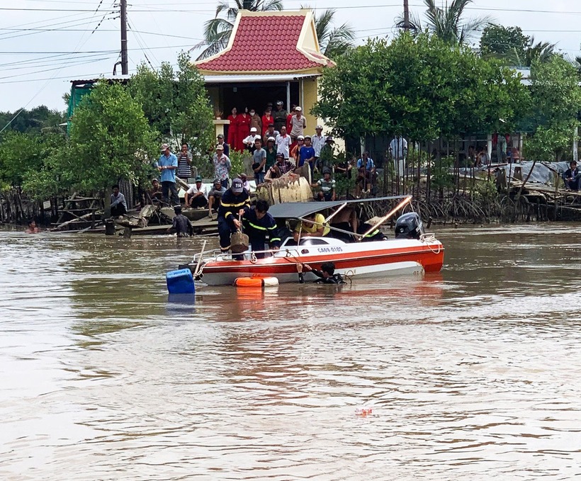 Đoạn sông ngã tư Ông Kiểng (nơi xảy ra tai nạn) làm bé trai tử vong. (Ảnh: Tuổi trẻ)