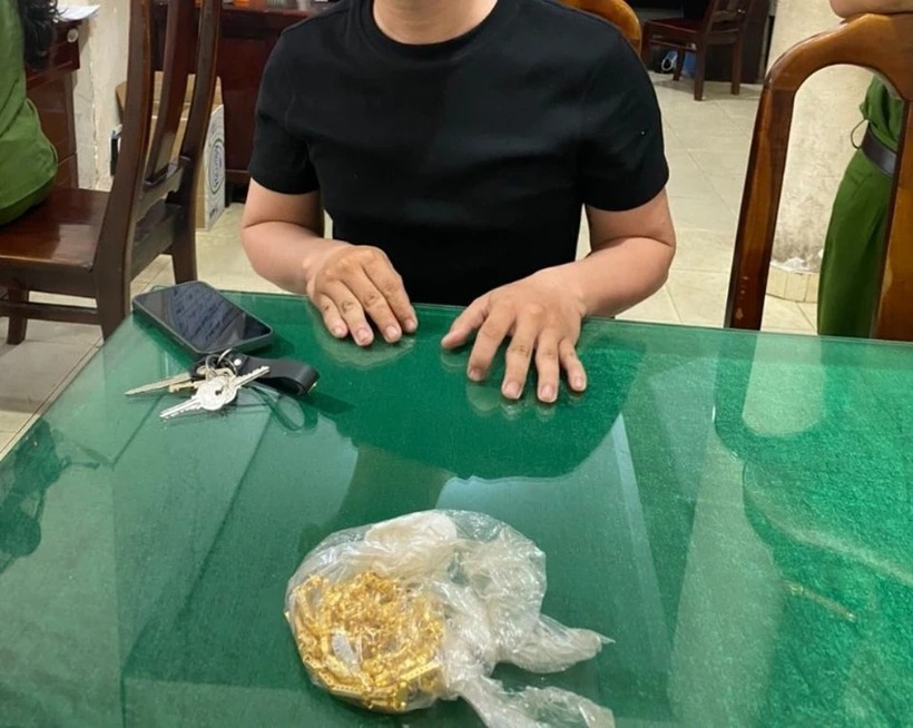 Người bạn được Chung nhờ cất hộ 3 dây chuyền vàng đã mang đến công an giao nộp. Ảnh: Pháp luật TP.HCM