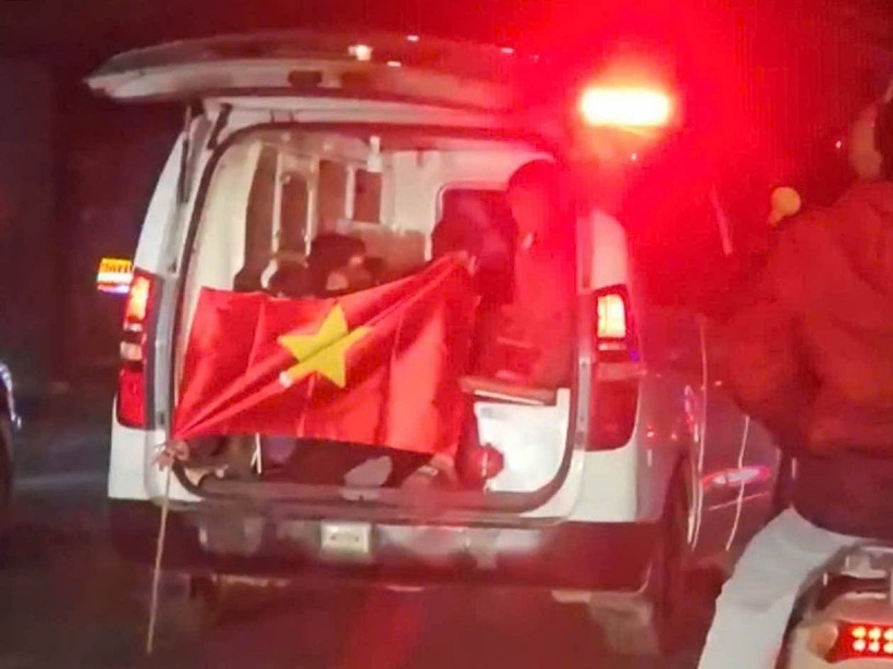 Xe cứu thương chở người “đi bão” trong tối 5/1.  Ảnh: Tiền Phong