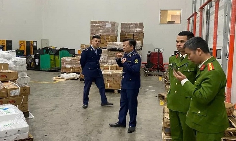 Cục QLTT thành phố Hà Nội kiểm tra kho thực phẩm đông lạnh có dấu hiệu nhập lậu, không có hóa đơn, chứng từ tại Thanh Trì.