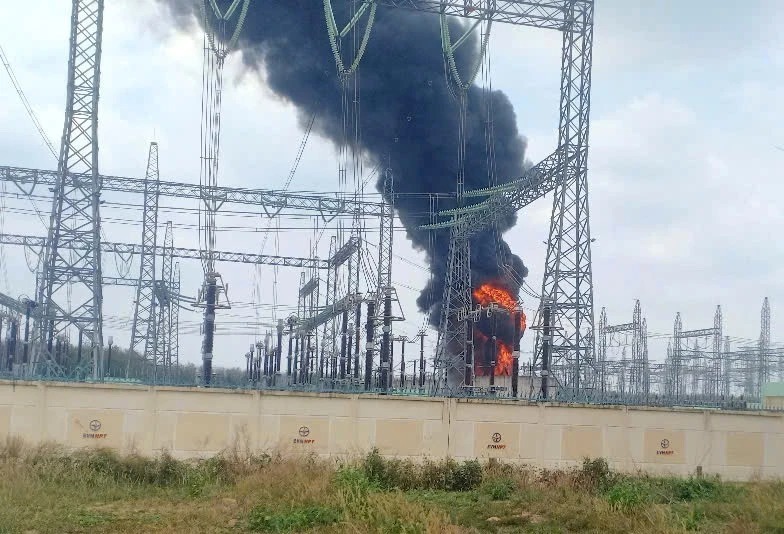 Cột khói cao cả trăm mét trong vụ cháy lớn xảy ra tại Trạm biến áp 500 kV Long Thành. Ảnh: Nhân dân