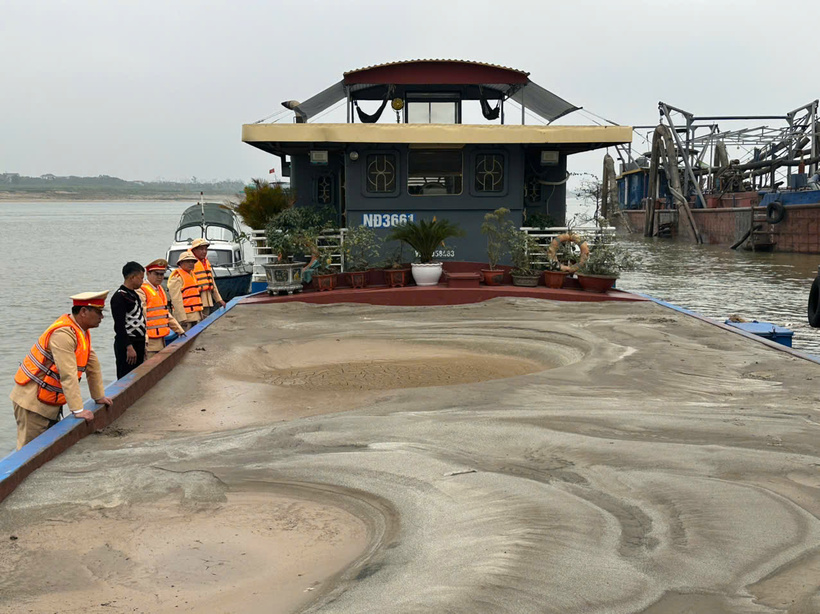 Lực lượng chức năng kiểm tra tàu khai thác cát trái phép