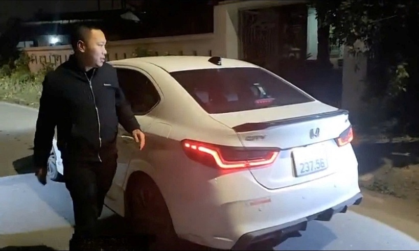 Đối tượng Nguyễn Văn Nghĩa và chiếc xe có chứa tang vật.