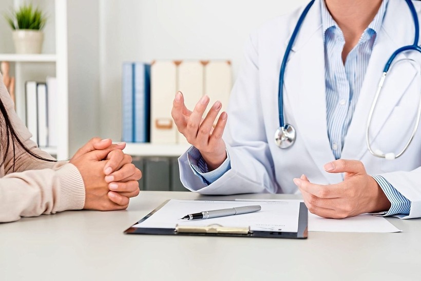 Chế độ ốm đau bảo hiểm xã hội được xem như là một chính sách an sinh cần thiết giúp đảm bảo thu nhập và hỗ trợ điều trị cho người lao động. Ảnh minh họa